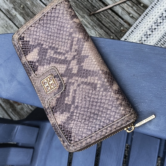 Tory Burch Wallet Leather Snake Print Continental Zip Gold Logos Pulls 8"x4"Rare - Picture 2 of 10